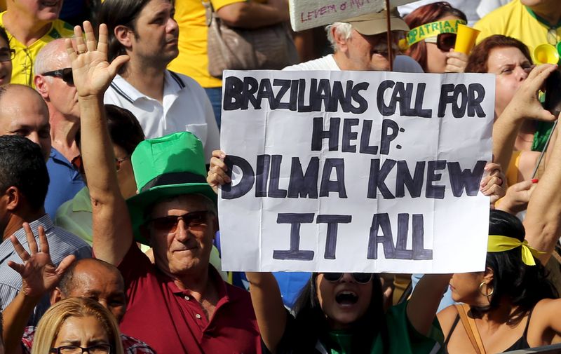 © Reuters. Demonstrators take part in a protest against President Dilma Rousseff in Sao Paulo