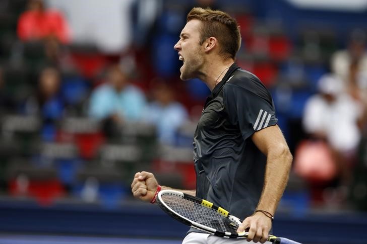 © Reuters. Jack Sock of the U.S. reacts after winning a point during his men's singles tennis match against Kei Nishikori of Japan at the Shanghai Masters tennis tournament in Shanghai