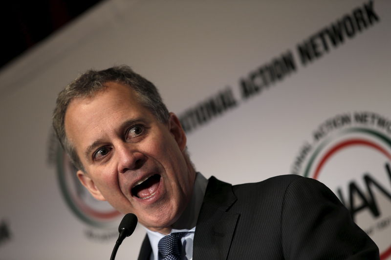 © Reuters. New York State Attorney General Eric Schneiderman speaks at the opening of the 2015 National Action Network Convention in New York City