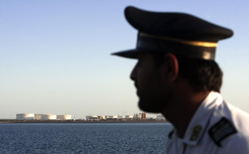 © Reuters. Охранник смотрит на нефтяной порт Чахбехар в Иране
