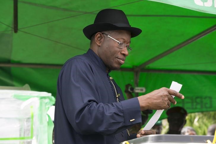 © Reuters. Nigeria's President Goodluck Jonathan casts his ballot in his ward at Otuoke 