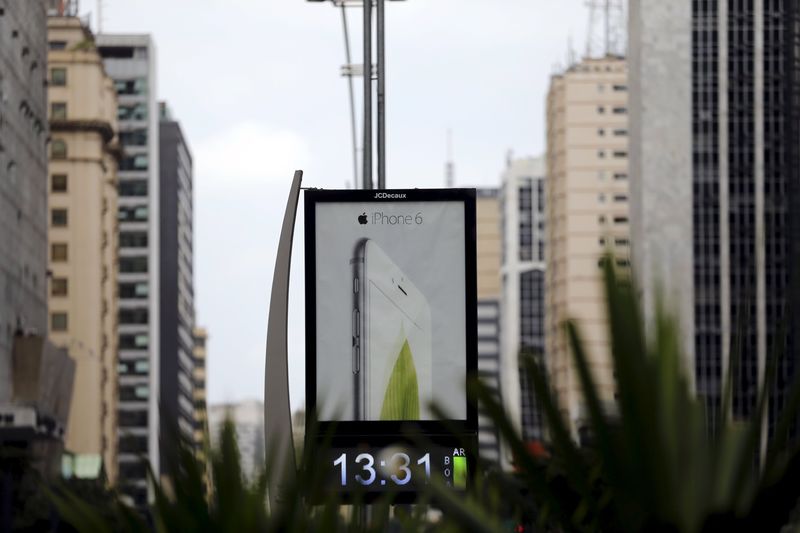 © Reuters. Advertisement board displays an iPhone 6 at Paulista avenue in Sao Paulo
