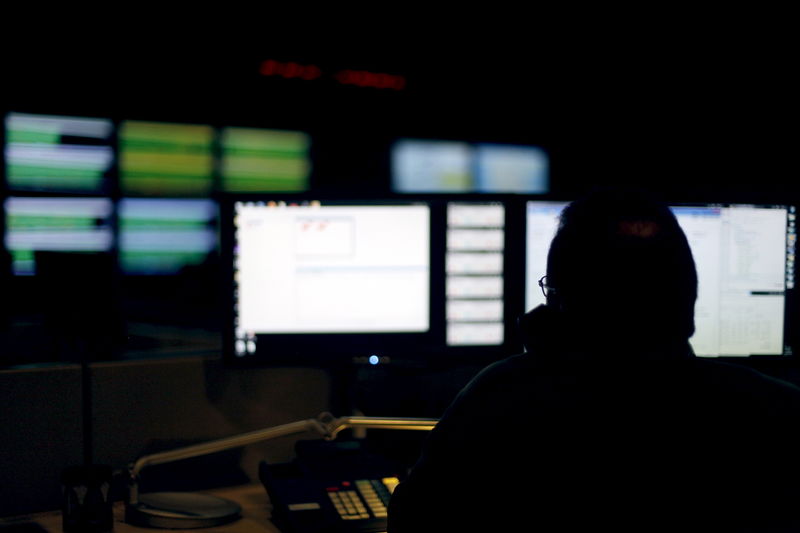 © Reuters. File photo of a cybersecurity expert monitoring telecommunications traffic at a network operations center in a Verizon facility in Ashburn