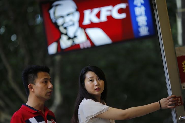 © Reuters. Customers walk into a KFC store in downtown Shanghai