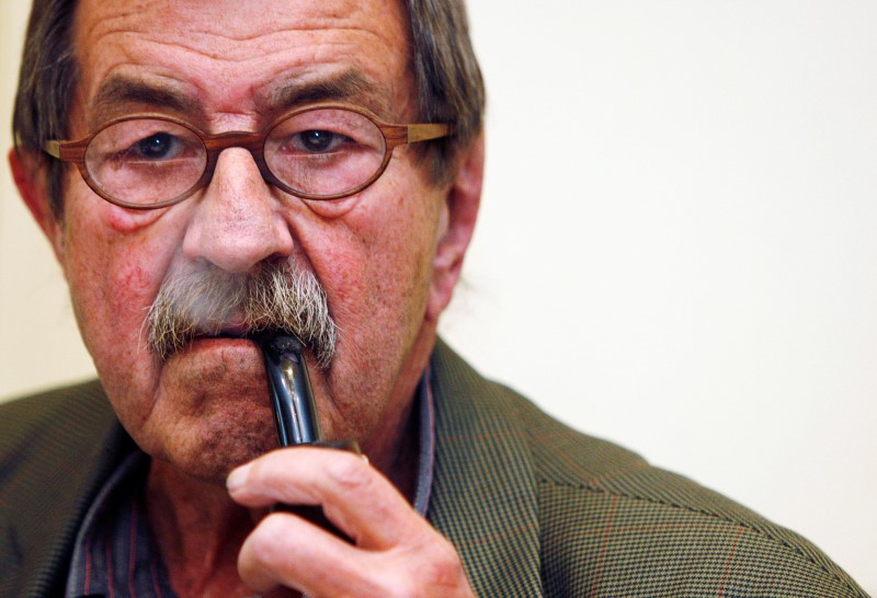 © Reuters. Muere a los 87 años Günter Grass, autor de "El tambor de hojalata" 