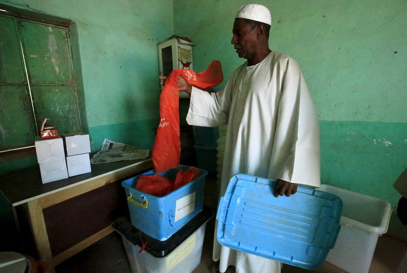 © Reuters. السودانيون يصوتون في انتخابات رئاسية وبرلمانية تقاطعها المعارضة