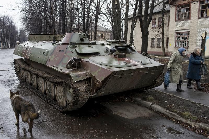 © Reuters. الجيش الأوكراني يقول إن عسكريا قتل واصيب ستة آخرون بشرق البلاد