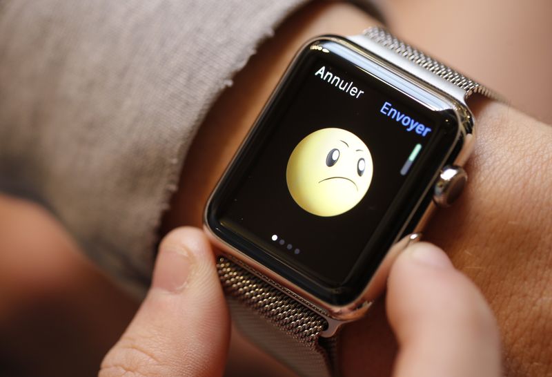 © Reuters. A customer tries on an Apple Watch at an Apple Store in Paris