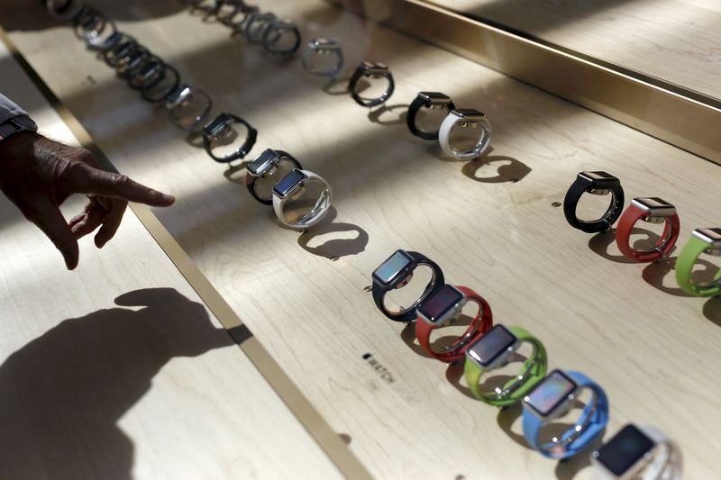 © Reuters. A customer looks over a selection of Apple Watches in Palo Alto