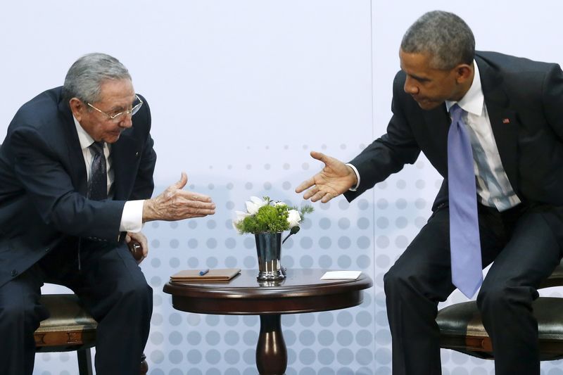 © Reuters. Barack Obama e Raúl Castro em encontro durante a Cúpula das América, no Panamá