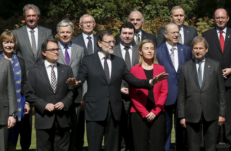© Reuters. Spain's Prime Minister Rajoy gestures during a family photo with EU foreign ministers with counterparts from North African and Middle Eastern countries in Barcelona