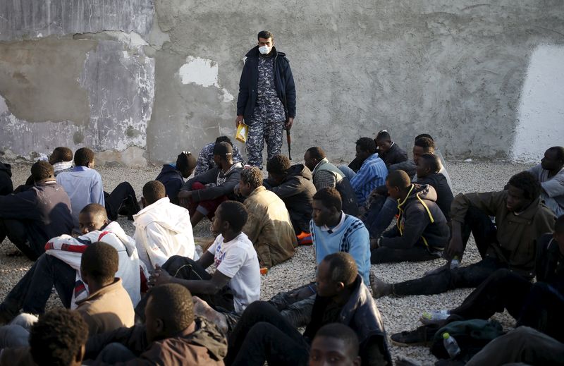 © Reuters. Migranti in una immagine di archivio 