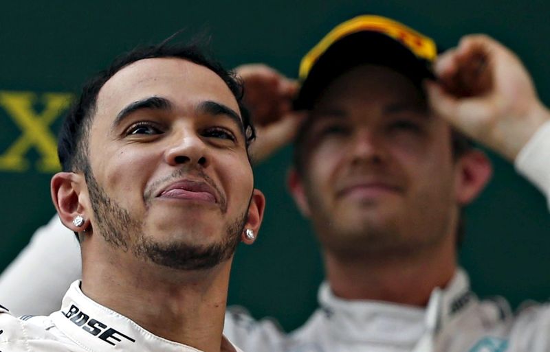 © Reuters. Pilotos da Mercedes Lewis Hamilton e Nico Rosberg no pódio do GP da China de F1