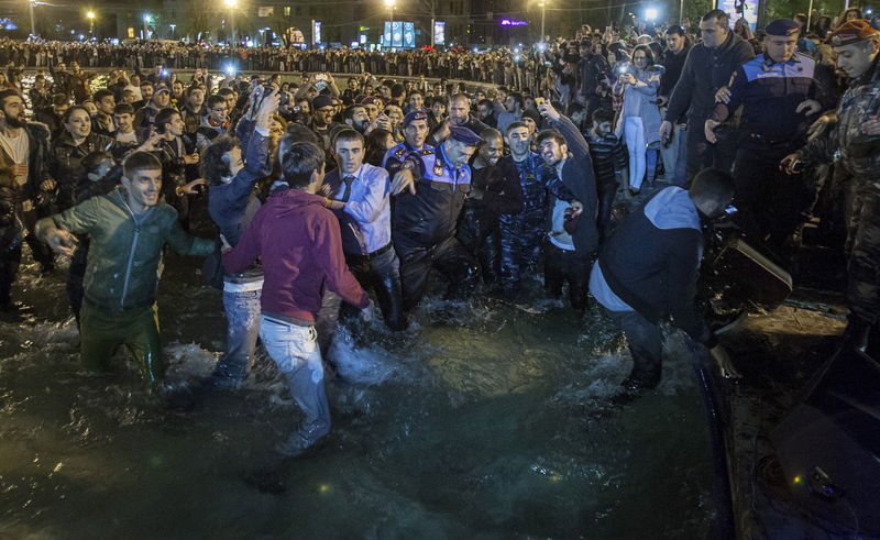 © Reuters. حفل كاني وست في أرمينيا يتحول إلى فوضى بعد قفزه في بحيرة
