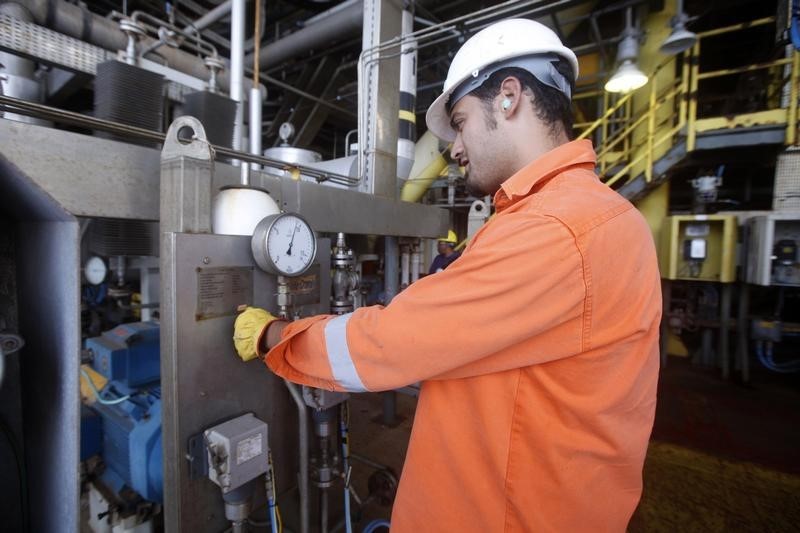 © Reuters. A worker inspects pumping equipment on Libya's Bouri offshore oilfield