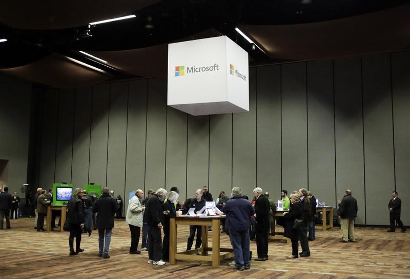 © Reuters. Microsoft Corp shareholders look at Microsoft products before the start of the annual shareholders' meeting in Bellevue, Washington