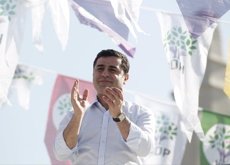 © Reuters. Selahattin Demirtas, co-chairman of the pro-Kurdish Peoples' Democracy Party (HDP), greets his supporters during an election rally for Turkey's June 7 parliamentary elections in Istanbul