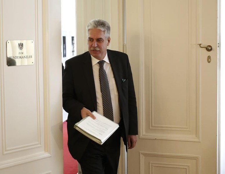 © Reuters. Austrian Finance Minister Schelling arrives before a cabinet meeting in Vienna