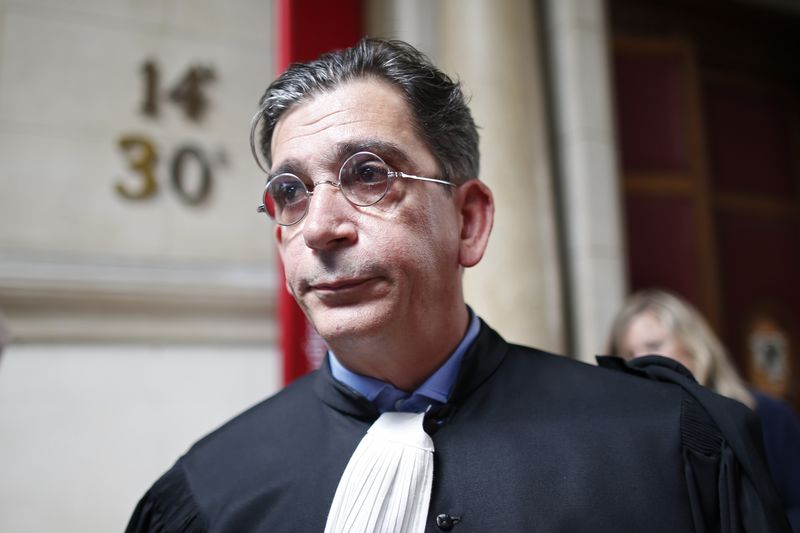 © Reuters. Jean-Marc Fedida, advogado de Arlette Ricci, herdeira da estilista de moda Nina Ricci, deixa tribunal de Paris após veredicto