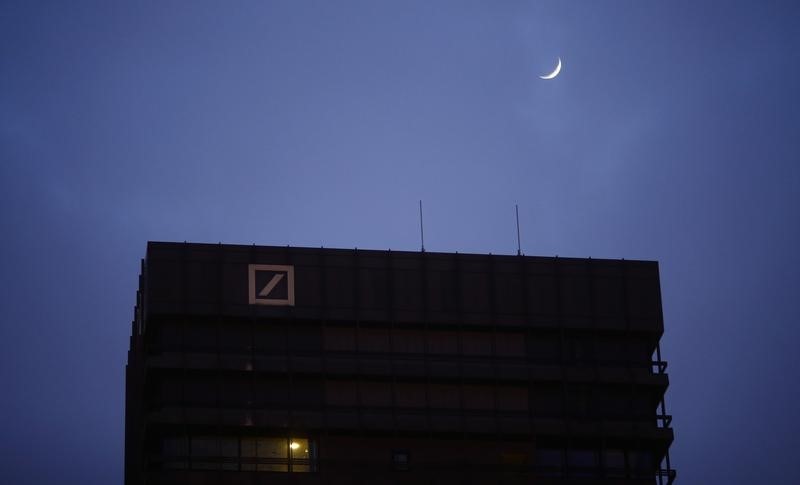 © Reuters. The moon rises over an office building of Deutsche Bank AG in Frankfurt