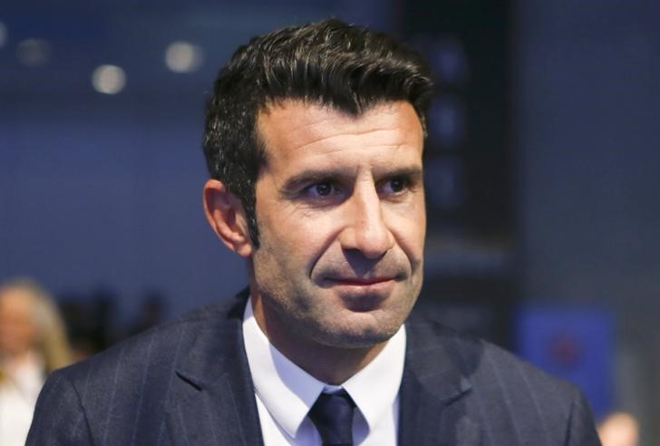 © Reuters. Ex-jogador Luis Figo participa de congresso da Uefa em Viena