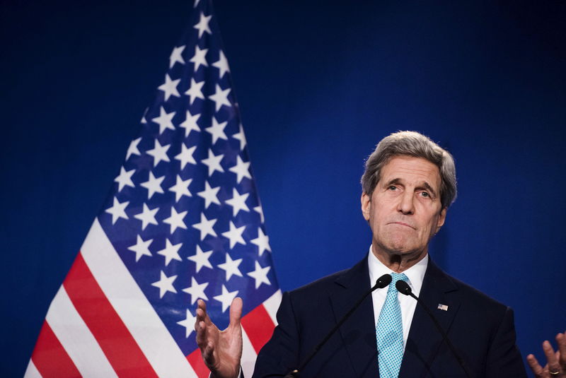 © Reuters. Secretário de Estado norte-americano, John Kerry, fala à imprensa em Lausanne