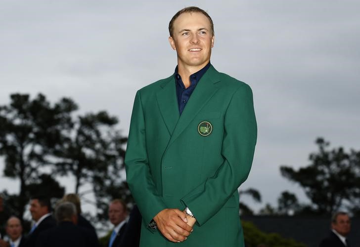 © Reuters. Jordan Spieth of the U.S. grins as he wears his Champion's green jacket on the putting green after winning the Masters golf tournament at the Augusta National Golf Course in Augusta