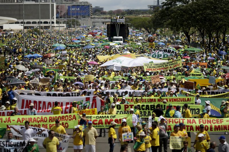 © Reuters. Manifestantes protestam em Brasília