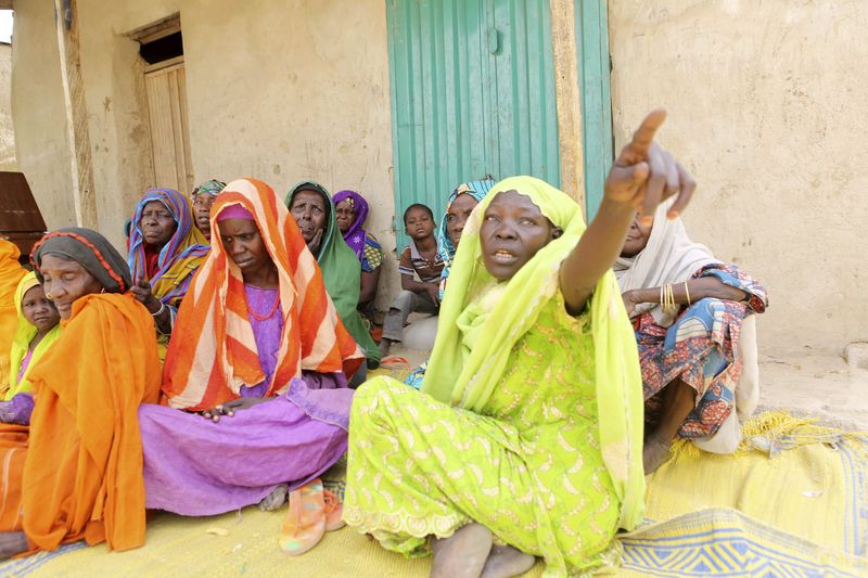 © Reuters. Mulheres que sobreviveram à ocupação do Boko Haram em Damasak