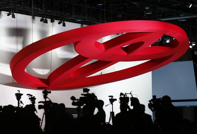 © Reuters. Members of the media are shown under a large Toyota logo during the first press preview day of the North American International Auto Show in Detroit