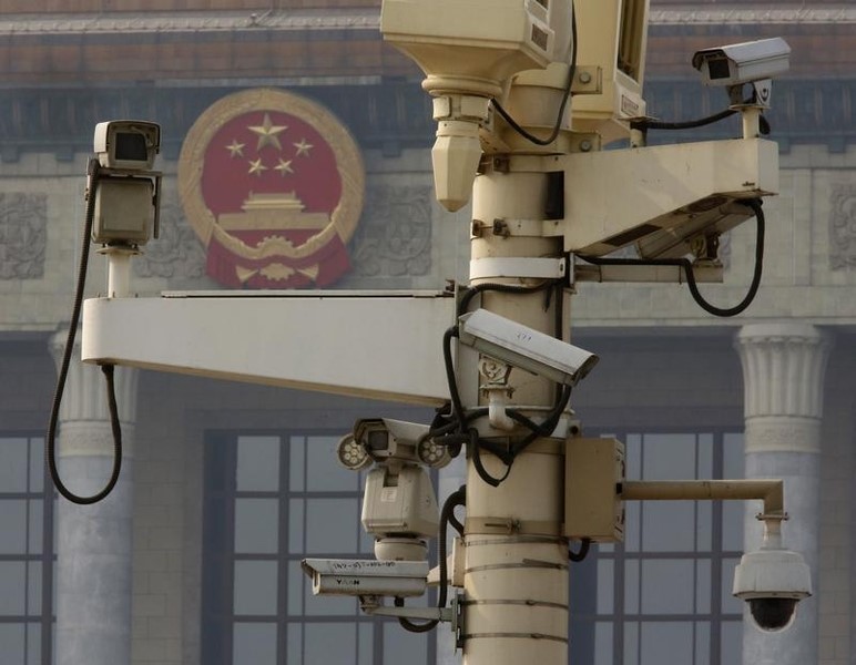 © Reuters. Security cameras are seen in front of the great hall of people in Tiananmen square in Beijing