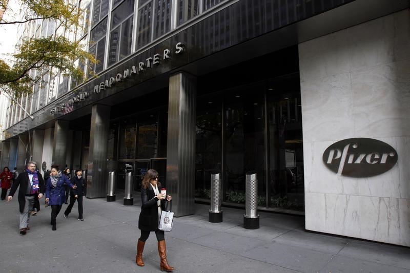 © Reuters. Pedestrians walk past the world headquarters of Pfizer in New York