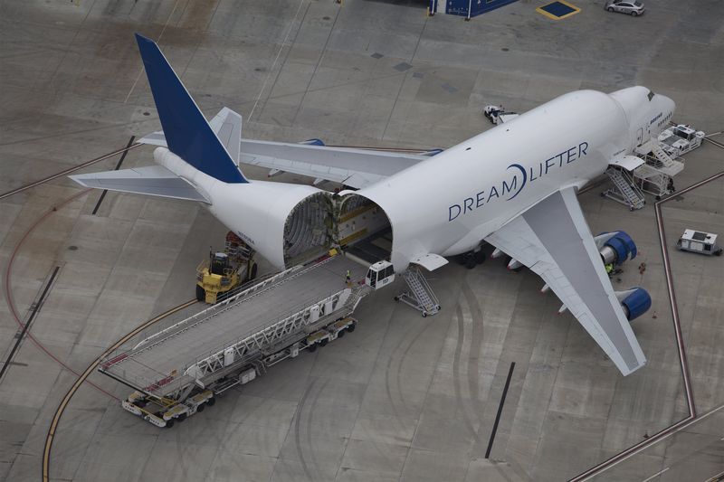 © Reuters. Workers unload a cargo plane at the Boeing plant in North Charleston, South Carolina