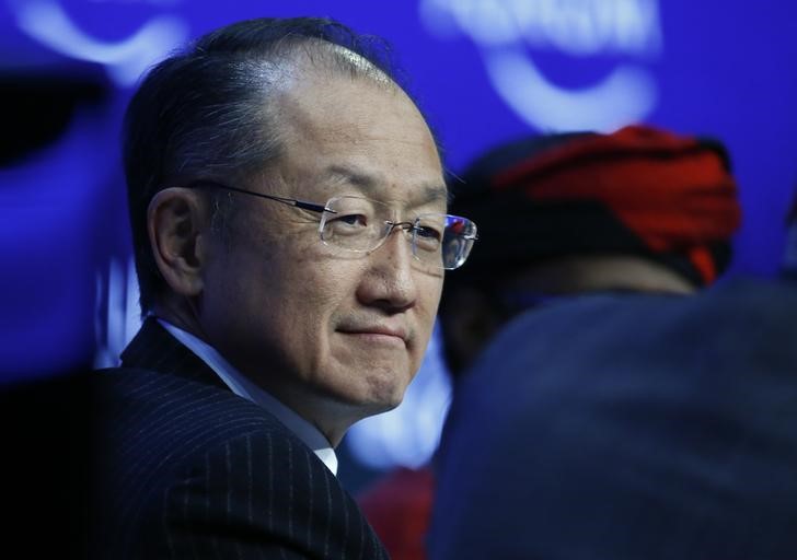 © Reuters. President of The World Bank Jim Yong Kim attends the final session 'The Global Agenda 2015' in the Swiss mountain resort of Davos