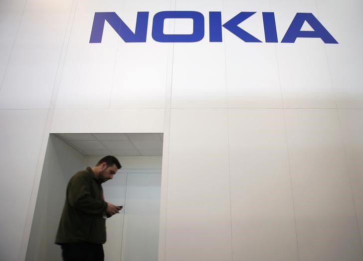 © Reuters. Мужчина у стенда Nokia на выставке Mobile World Congress в Барселоне