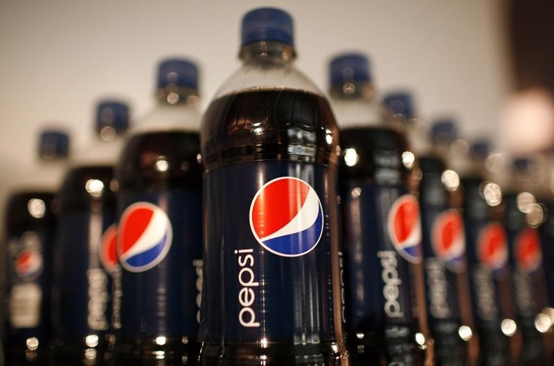 © Reuters. Pepsi le quita el patrocinio de la NBA a Coca-Cola