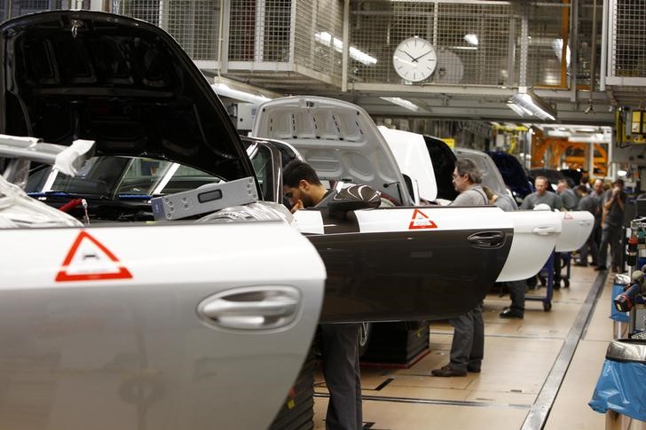 © Reuters. Workers assemble new Porsche 911 sports cars at the Porsche factory in Stuttgart-Zuffenhausen