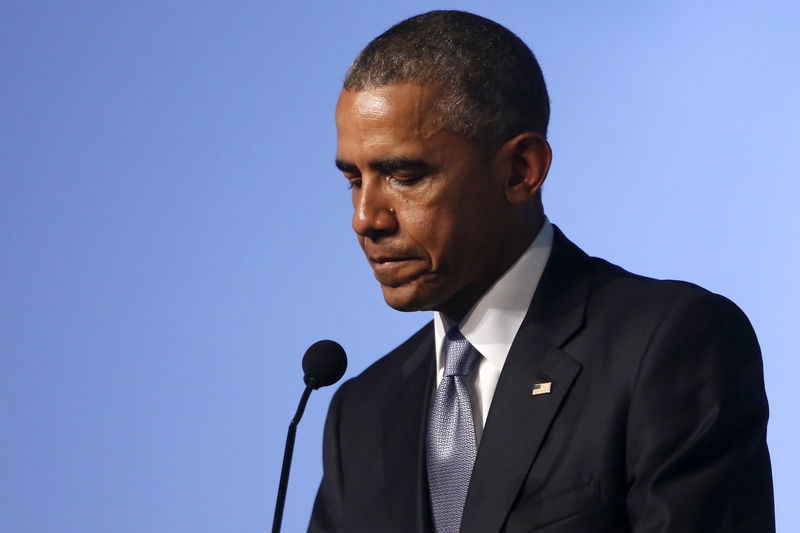 © Reuters. Obama pauses during remarks at the Civil Society Forum in Panama City 