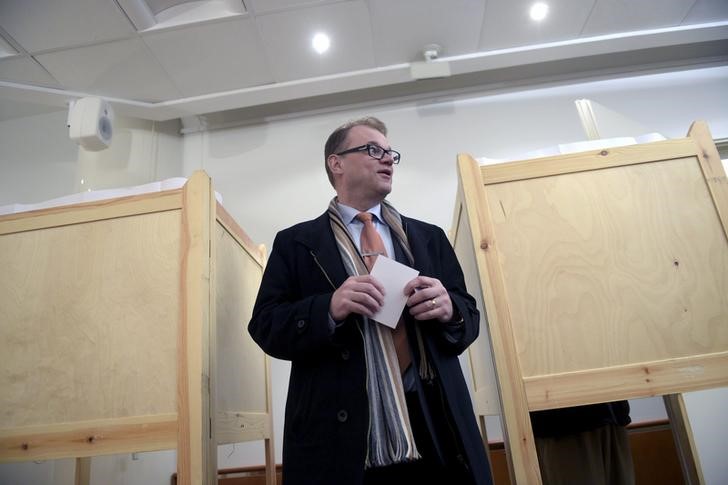 © Reuters. Sipila, leader of Finnish Centre Party, votes during the first day of pre-elections in Helsinki