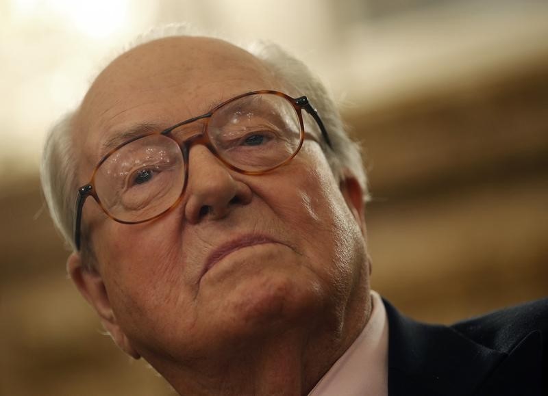 © Reuters. JEAN-MARIE LE PEN IRA "JUSQU'AU BOUT" DE SES ENGAGEMENTS