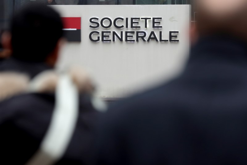 © Reuters. SOCIÉTÉ GÉNÉRALE PLUS FORTE BAISSE DU CAC 40 À MI-SÉANCE