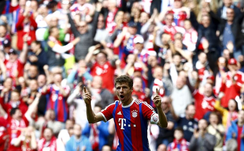 © Reuters. Mueller of Bayern Munich celebrates his team's third goal against Eintracht Frankfurt during their German first division Bundesliga soccer match in Munich