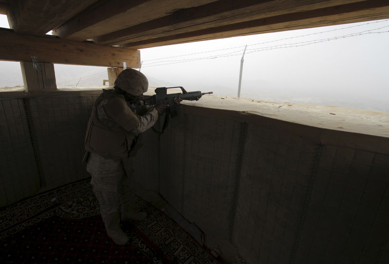 © Reuters. A Saudi soldier takes up a position at the Saudi border with Yemen