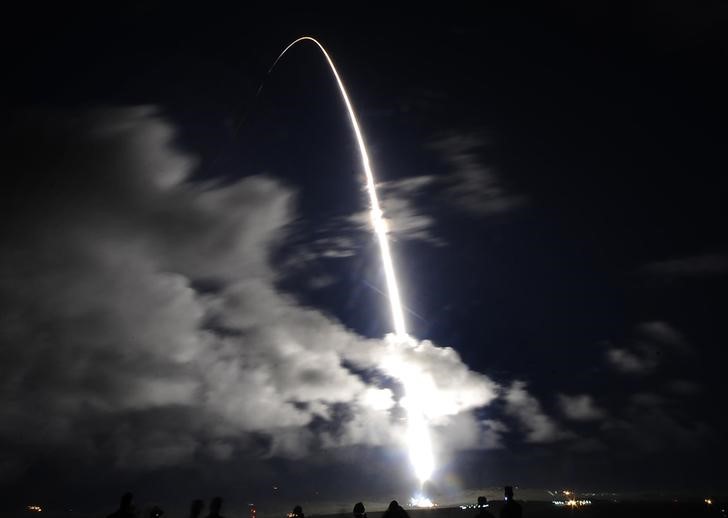 © Reuters. Запуск ракеты Atlas V 541 с Базы Ванденберг в Калифорнии