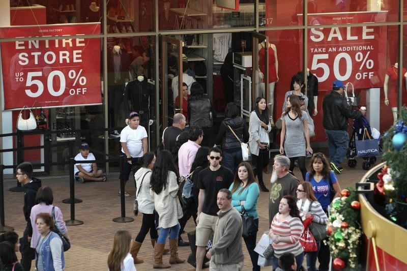 © Reuters. Shoppers are pictured during day after Christmas sales at Citadel Outlets in Los Angeles, California