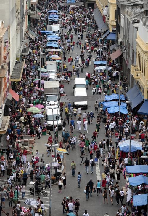 © Reuters. Consumidores caminham em rua comercial no centro de São Paulo.