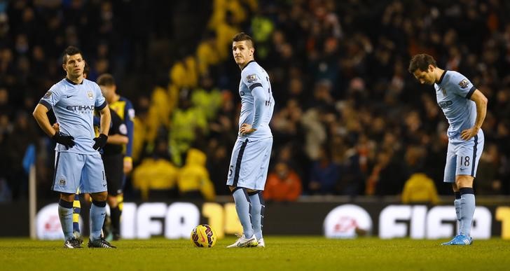 © Reuters. Manchester City players react after conceding a second goal during their English Premier League soccer match against Arsenal in Manchester