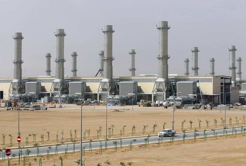 © Reuters. مسؤول سعودي:ينبغي دراسة زيادة أسعار المياه والكهرباء لكبح الاستهلاك