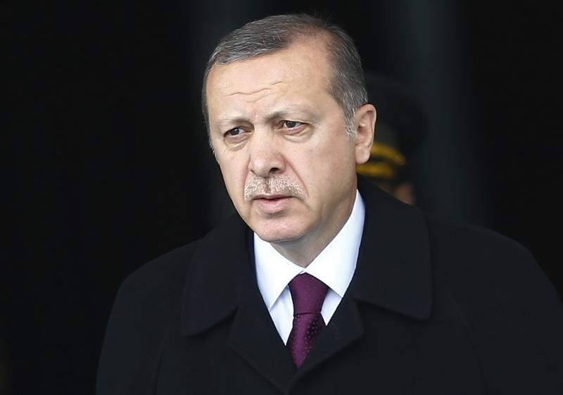 © Reuters. Turkey's President Tayyip Erdogan arrives for a welcoming ceremony at the Presidential Palace in Ankara