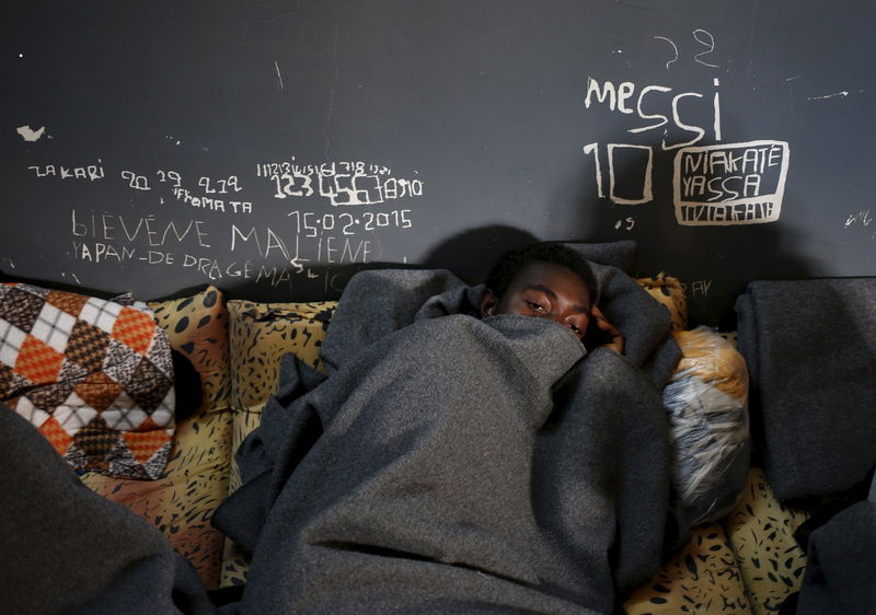 © Reuters. Un' immagine di archivio di migranti in una centro d'accoglienza